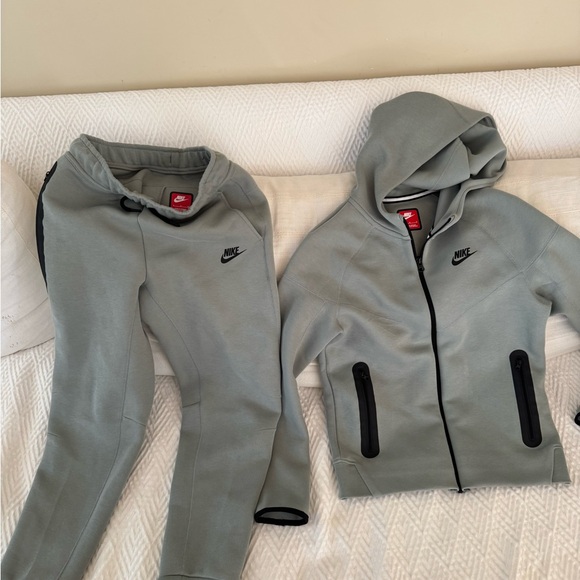 Nike Gray Sweatpants Joggers/zip up hoodie Comfortable Athletic Fit